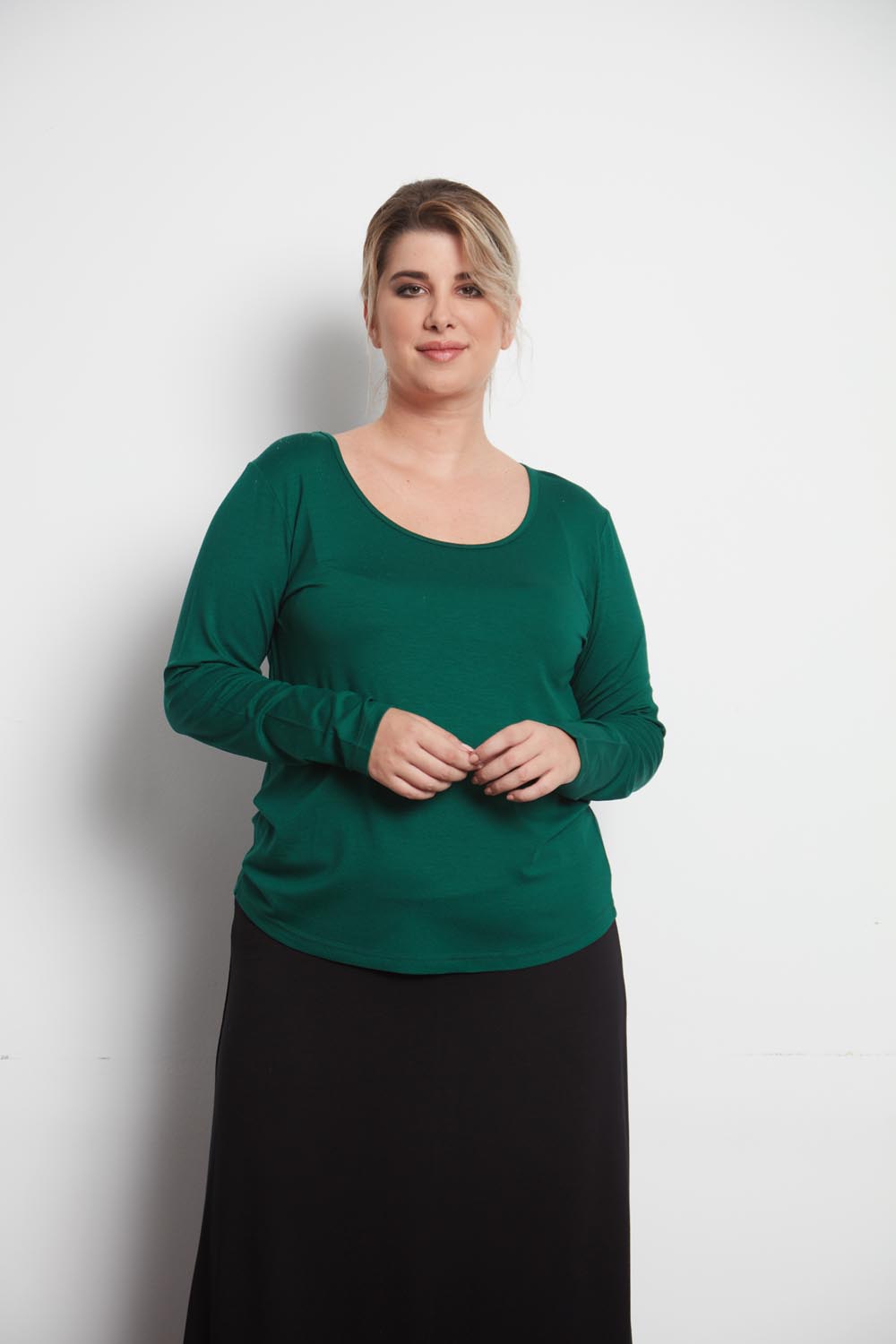 Μακρυμάνικη γυναικεία μπλούζα από απαλό ύφασμα βισκόζ. Άνετη εφαρμογή, ιδανική για κάθε μέρα.